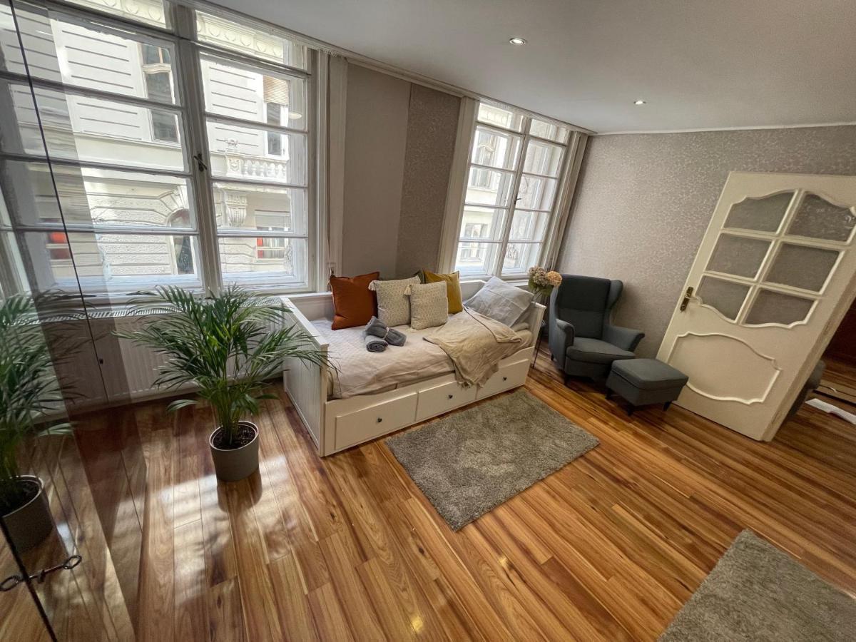 Vintage Home In The Heart Of The City Будапеща Екстериор снимка